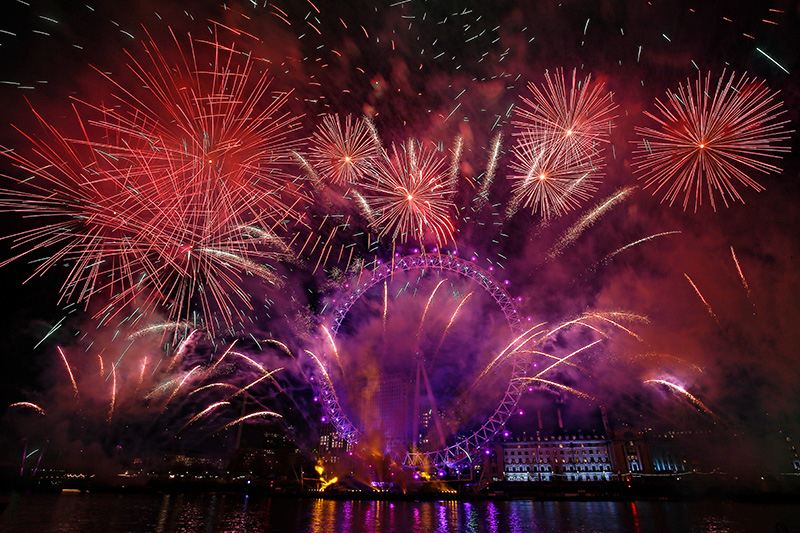 Fireworks explode over the London Eye wheel during New Year celebrations in central London, Britain, January 1, 2020. Photo: Reuters