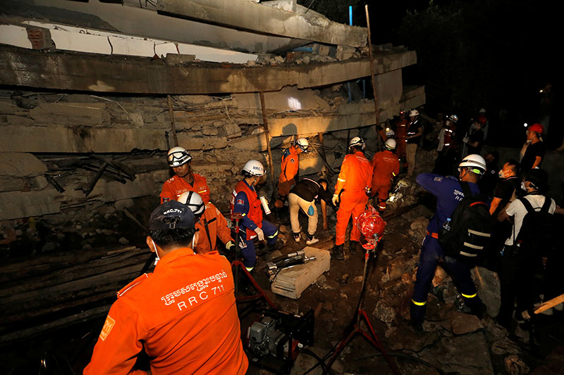 A rescue team searches for trapped workers at a collapsed building, which was under construction in Kep, Cambodia January 3, 2020. Photo: Reuters