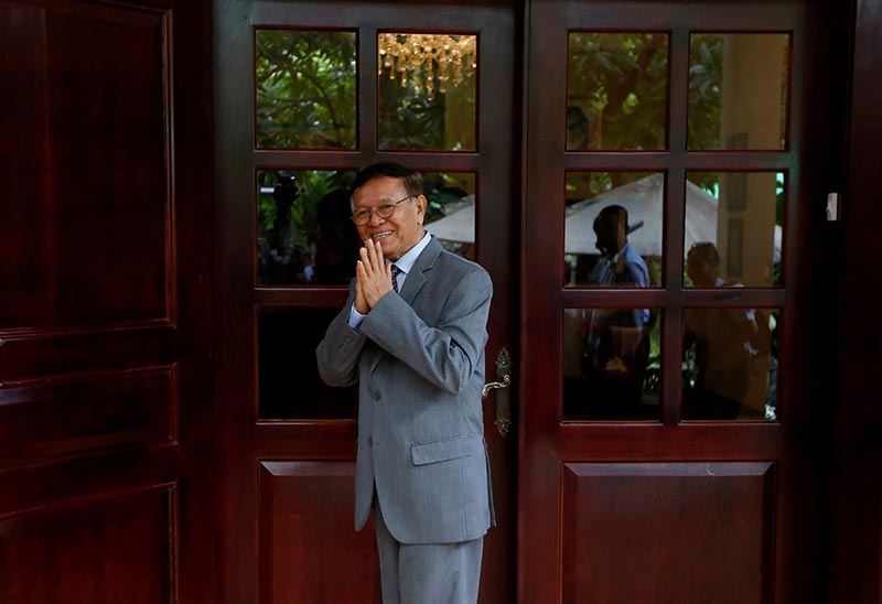 FILE PHOTO: File picture of Cambodian opposition leader Kem Sokha greeting media at his home in Phnom Penh, Cambodia, on November 13, 2019. Photo: Reuters