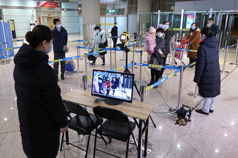 Staff members monitor thermal scanners that detect temperatures of passengers who have just landed, at the arrival terminal in Beijing Capital International Airport in Beijing, China January 25, 2020. Photo: Reuters