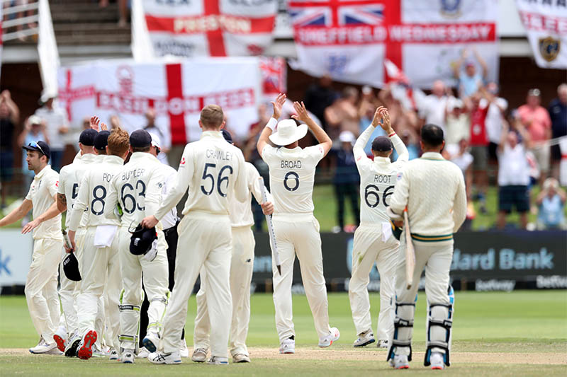 England's Stuart Broad, Joe Root and teammates applauds fans after the match. Photo: Reuters