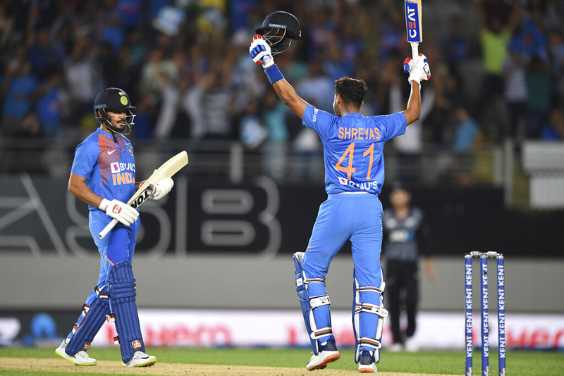 India's Manish Pandy and Shreyas Iyer, right, celebrate during the Twenty/20 cricket international between India and New Zealand in Auckland, New Zealand, Friday, January 24, 2020. Photo: AP