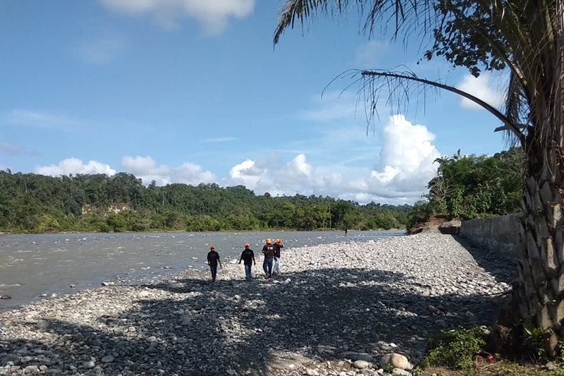 Rescue team search for victims of a bridge break on a river in Kaur district of Bengkulu province, Indonesia, Monday, Jan, 20, 2020. Photo: Disaster Mitigation Agency of Bengkulu Province's Kaur District via AP
