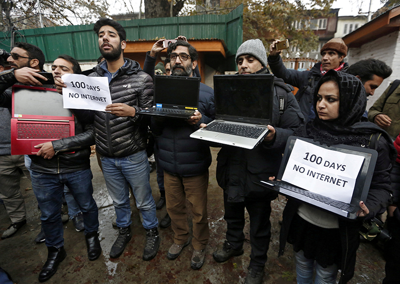 Kashmiri journalists display laptops and placards during a protest demanding restoration of internet service, in Srinagar, November 12, 2019. Photo: Reuters