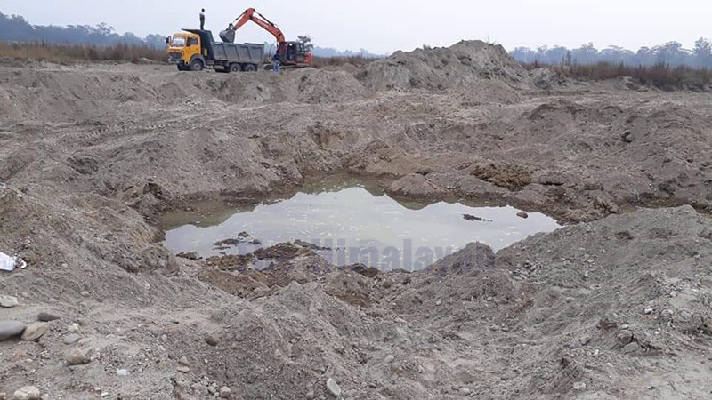 A large hole dug out, outside the accepted standard, to extract river materials near Pasaha river, in Jitpur Simara Sub-Metropolitan City, Bara district, as seen on Tuesday, January 14, 2020. Photo: Puspa Raj Khatiwada/THT