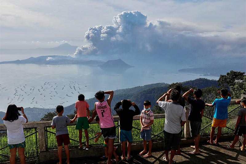 Residents look at the errupting Taal Volcano in Tagaytay City, Philippines, on Moinday, January 13, 2020. Photo: Reuters