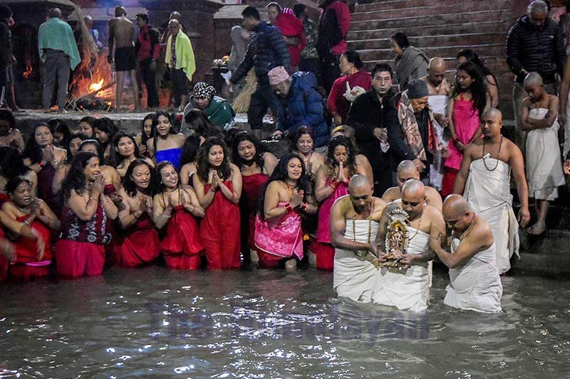 Devotees performing rituals while bathing in the Shalinadi on the first day of month-long Swasthani Brata  Katha, in Sankhu, Kathmandu, on Friday, January 10, 2020. Photo: Naresh Shrestha/THT