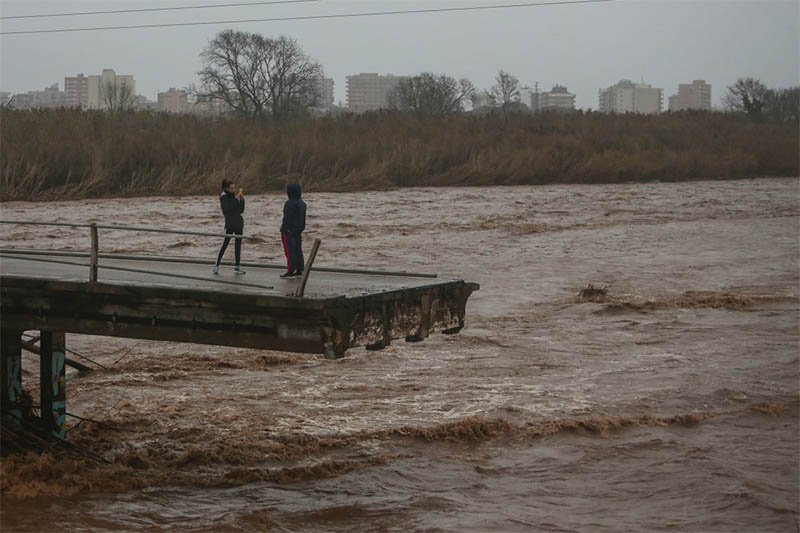 Two people take snapshots atop of a collapsed bridge in Malgrat, near Barcelona, Spain, Wednesday, Jan. 22, 2020. Photo: AP