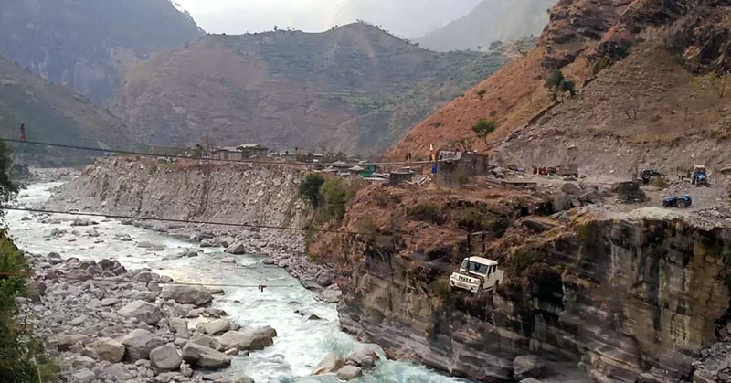A jeep being transported through Tuin that connects Tallu, Nalgaad Municipality in Jajarkot and Anaha, Aathbishkot Municipality in West Rukum over the River Bheri around Jajarkot-Dolpa road section, on Sunday, January 05, 2019. Photo: RSS