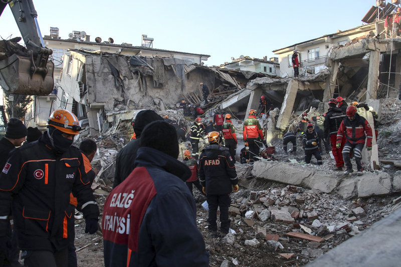 Rescue workers try to save people trapped under debris following a strong earthquake that destroyed several buildings on Friday, in Elazig, eastern Turkey, Sunday, Jan 26, 2020. Photo: Ismail Coskun/IHA via AP