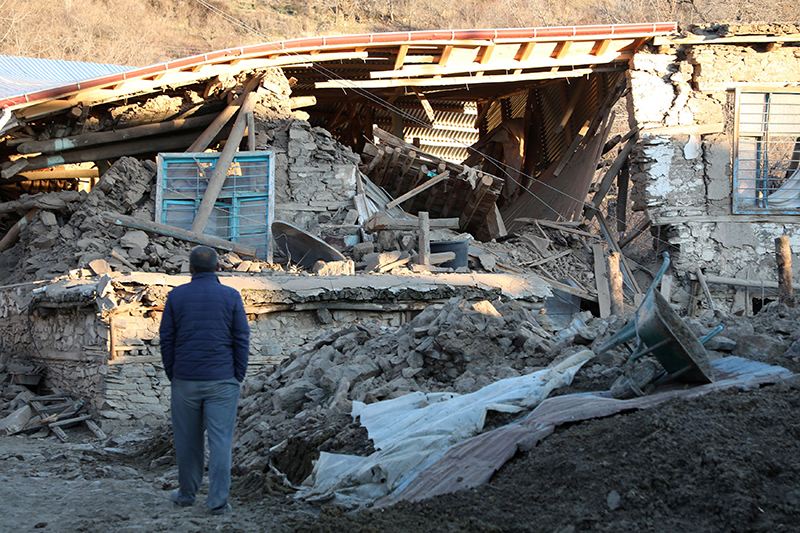 A villager looks at his collapsed house after an earthquake in Sivrice near Elazig, Turkey, January 25, 2020. Photo: Reuters