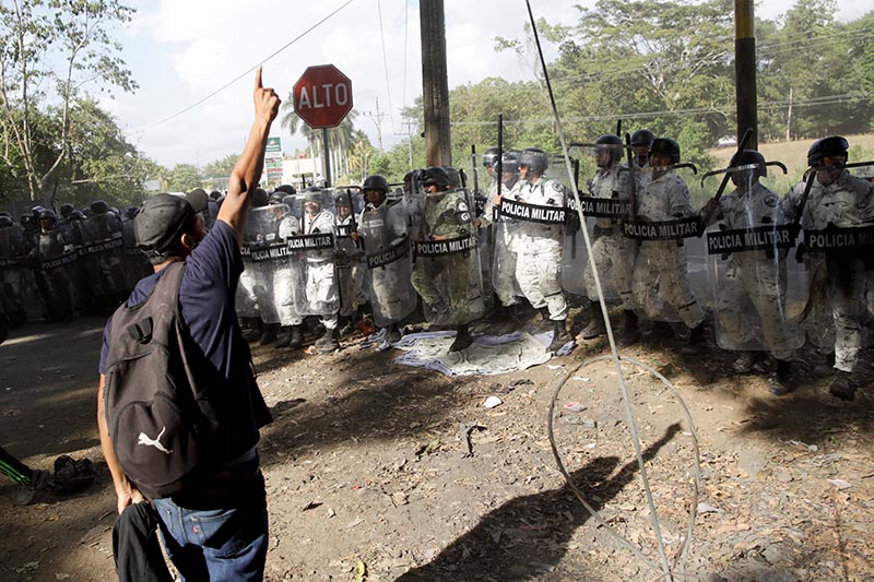 A man gestures as members of the security forces take position, near Frontera Hidalgo, Chiapas, Mexico January 23, 2020. Photo: Reuters