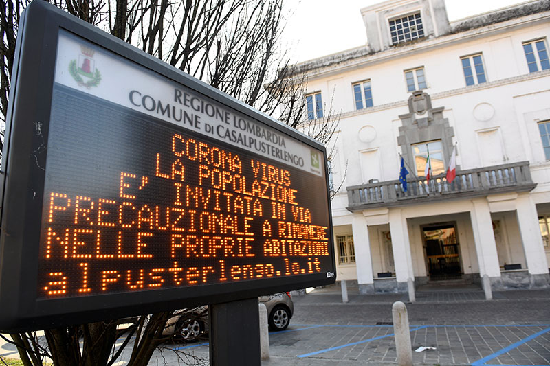 A sign warning people to stay at home is seen in the town of Casalpusterlengo amid a coronavirus outbreak in northern Italy, February 22, 2020. Photo: Reuters