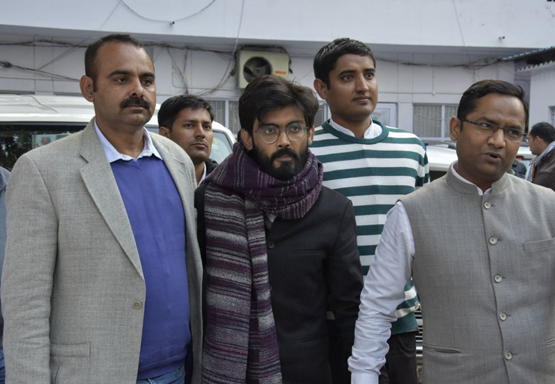 Plain clothes policemen escort Indian student Sharjeel Imam, center, as he is brought to be produced before a court in New Delhi, India, on Wednesday, Jan. 29, 2020. Photo: AP