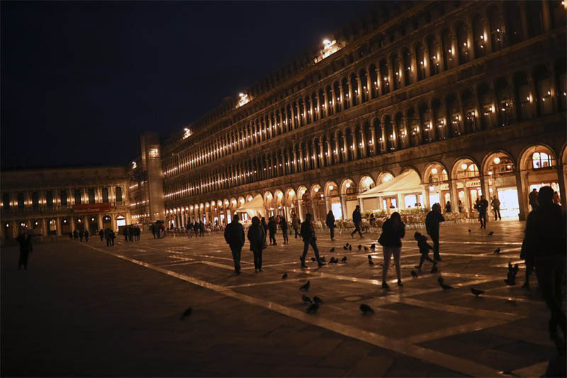 People walk along St. Mark's Square in Venice, Italy, Saturday, Feb. 29, 2020. Photo: AP