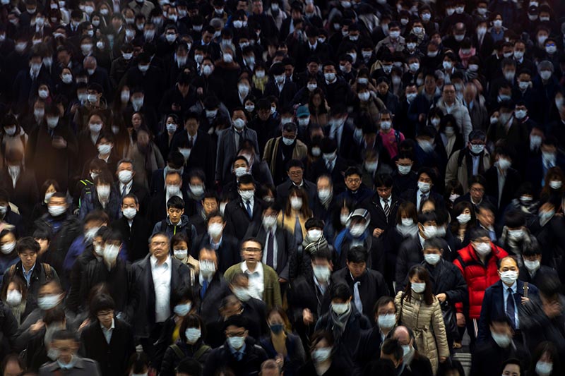FILE PHOTO: Crowds wearing protective masks, following an outbreak of the coronavirus, are seen at the Shinagawa station in Tokyo, Japan, March 2, 2020. Photo: Reuters
