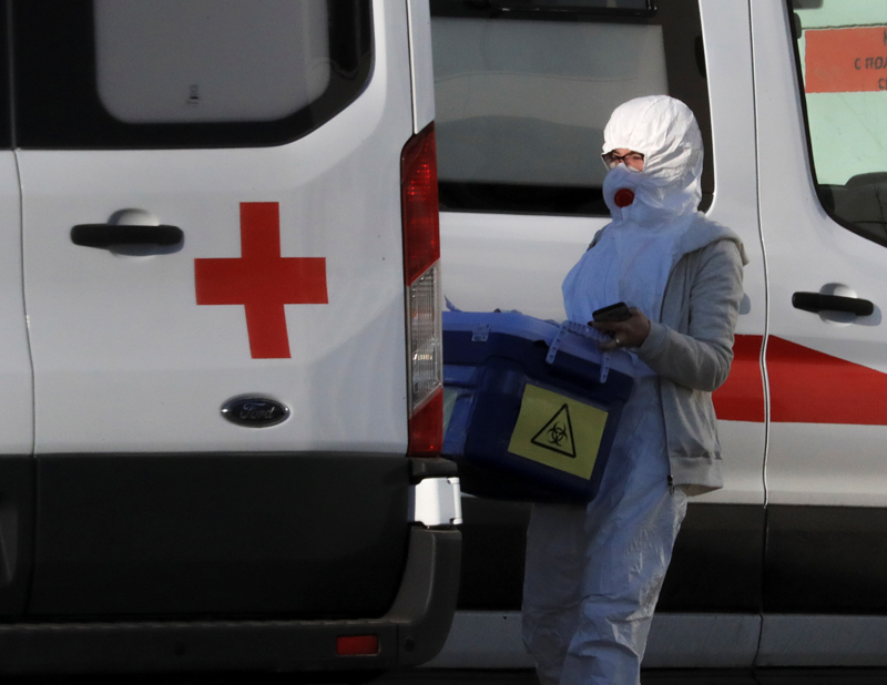 A medical staff member wearing a protective suit walks at a hospital, where coronavirus disease (COVID-19) patients are being treated in Moscow, Russia March 17, 2020. Photo: Reuters