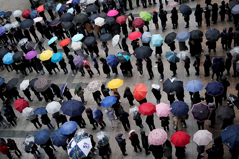 FILE - People pictured waiting in a line to buy face masks amid South Korea's coronavirus outbreak in front of a department store in Seoul. Photo: Reuters