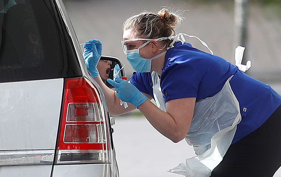 Medical staff at an NHS drive through coronavirus disease (COVID-19) testing facility in the car park of Chessington World of Adventures as the spread of the coronavirus disease (COVID-19) continues, Chessington, Britain, on March 28, 2020. Photo: Reuters