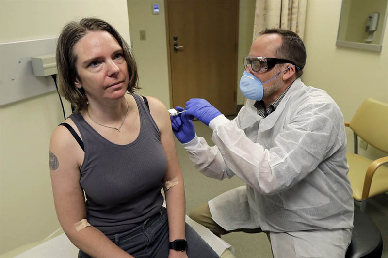 A pharmacist gives Jennifer Haller, left, the first shot in the first-stage safety study clinical trial of a potential vaccine for COVID-19, the disease caused by the new coronavirus, Monday, March 16, 2020, at the Kaiser Permanente Washington Health Research Institute in Seattle. Photo: AP