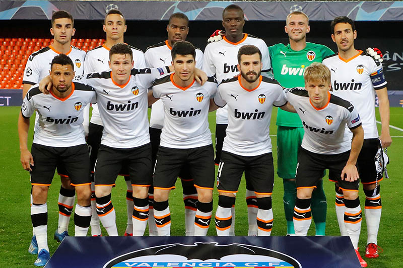 Valencia players pose for a team group photo before the match. Photo: Reuters