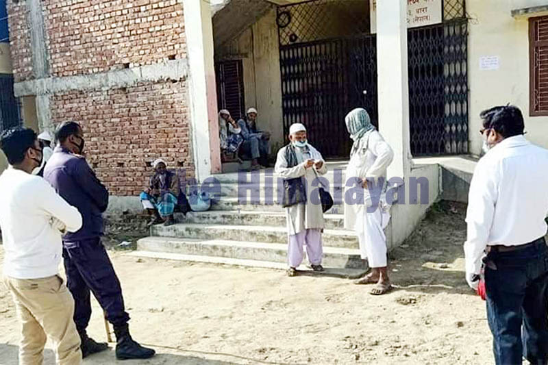 Police detain members of the Muslim community, who were returning home after taking part in a religious congregation in New Delhi, while crossing border amid lockdown in Bara district, on Thursday, April 02, 2020. Photo: Ram Sarraf/THT