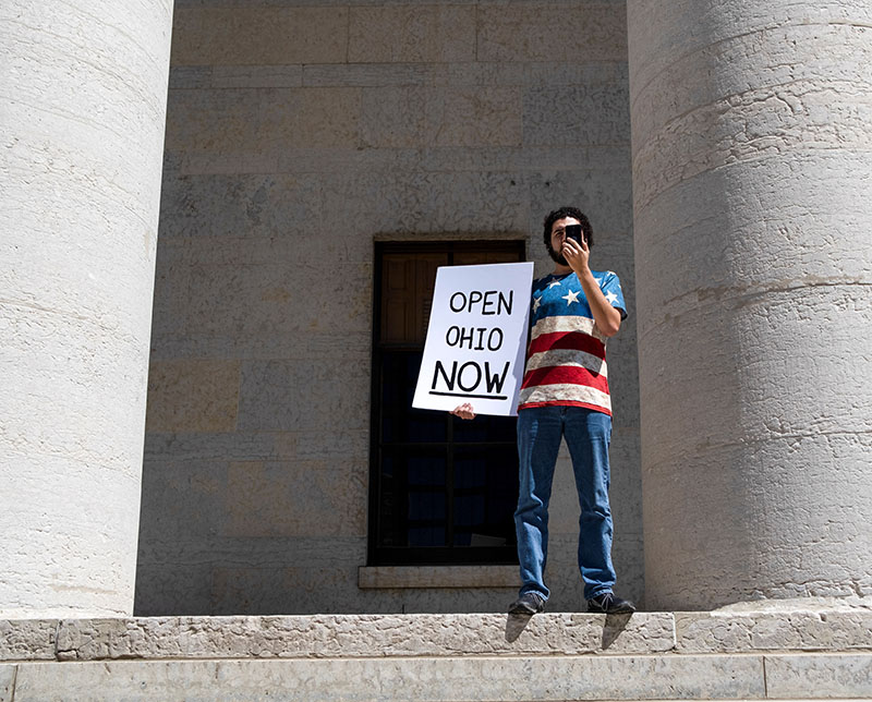 A protester holds a place card during a protest against the state's extended stay-at-home order to help slow the spread of the Coronavirus disease (COVID-19), as he demonstrates at the Capitol building in Columbus, Ohio, US, on April 20, 2020. Photo: Reuters