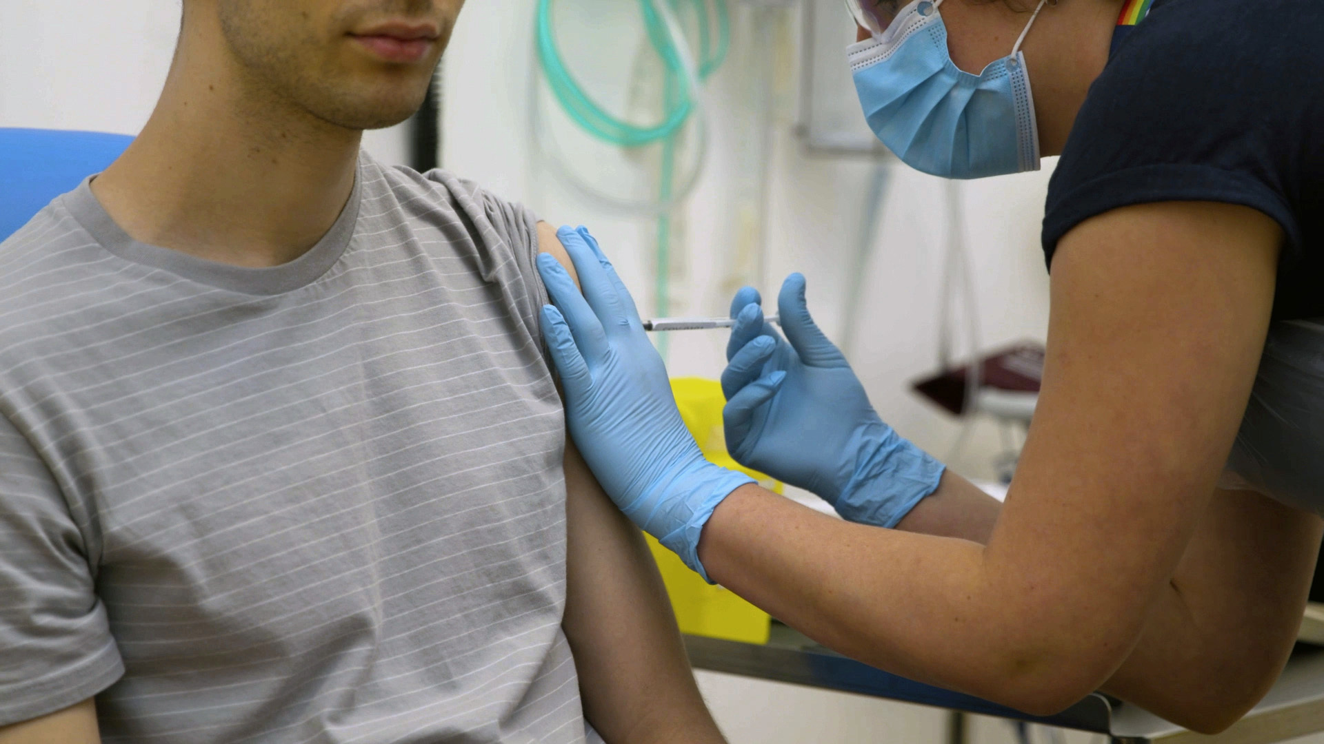 In this screen grab from video issued by Britain's Oxford University, a volunteer is injected with either an experimental COVID-19 vaccine or a comparison shot as part of the first human trials in the U.K. to test a potential vaccine, led by Oxford University in England on April 25, 2020. About 100 research groups around the world are pursuing vaccines against the coronavirus, with nearly a dozen in early stages of human trials or poised to start. Photo: AP