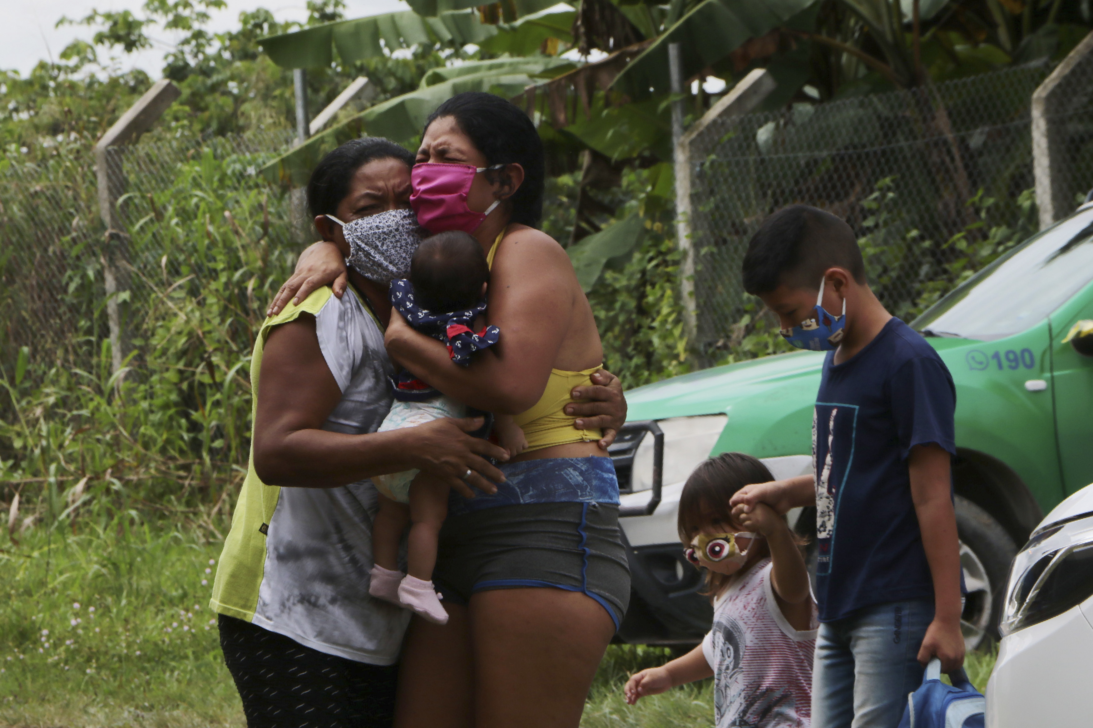 Relatives mourn at the roadside while waiting for funerary service workers to pick up of the body of Arlen Laranjeira Bezerra, 39, a victim of the new coronavirus who died after fleeing the emergency room of the Delphina Rinaldi Abdel Aziz Hospital in Manaus, Amazonas state, Brazil, Tuesday, May 5, 2020. Bezerra was admitted to undergo treatment for COVID-19 disease and after escaping from the hospital at dawn, his body was found by family members approximately 200 meters from it. Photo: AP