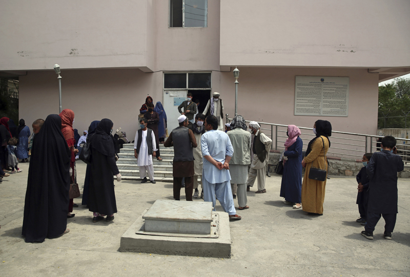 Families of newborn babies wait outside the Ataturk Children's Hospital to see their children, a day after they were rescued following a deadly attack on another maternity hospital, in Kabul, Afghanistan, Wednesday, May 13, 2020. Photo: AP