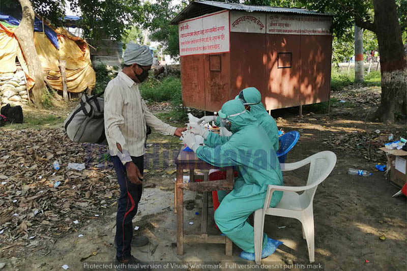 Health workers take blood sample of a person returning from India for COVID-19 test near Trinagar tranist in Kanchanpur district, on Friday, May 15, 2020. Photo: Tekendra Deuba/THT