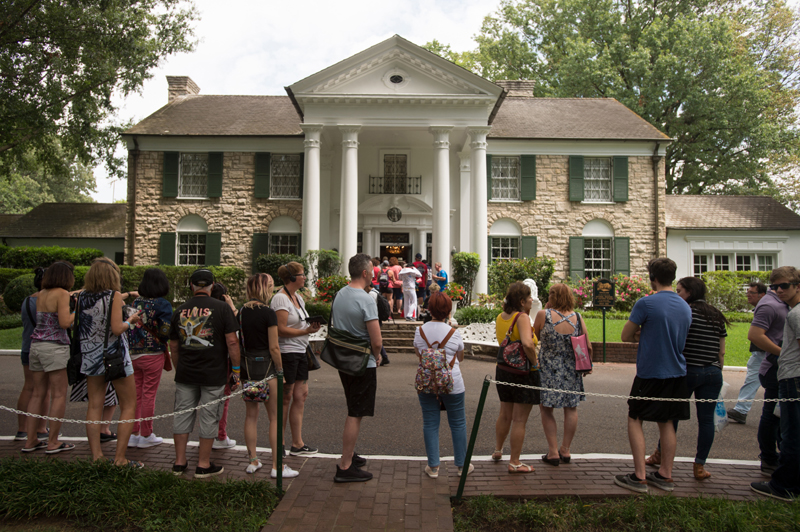 Fans wait in line outside Graceland, Elvis Presley's Memphis home, in Memphis, Tenn. Elvis Presleyu0092s Graceland says it will reopen Thursday, May 21, 2020 after it shut down tours and exhibits due to the new coronavirus outbreak, Aug. 15, 2017. Photo: AP/File