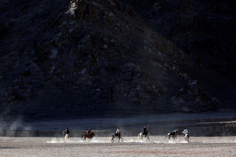 People play polo in Leh, the largest town in the region of Ladakh, nestled high in the Indian Himalayas, India September 24, 2016. Photo: Reuters/File