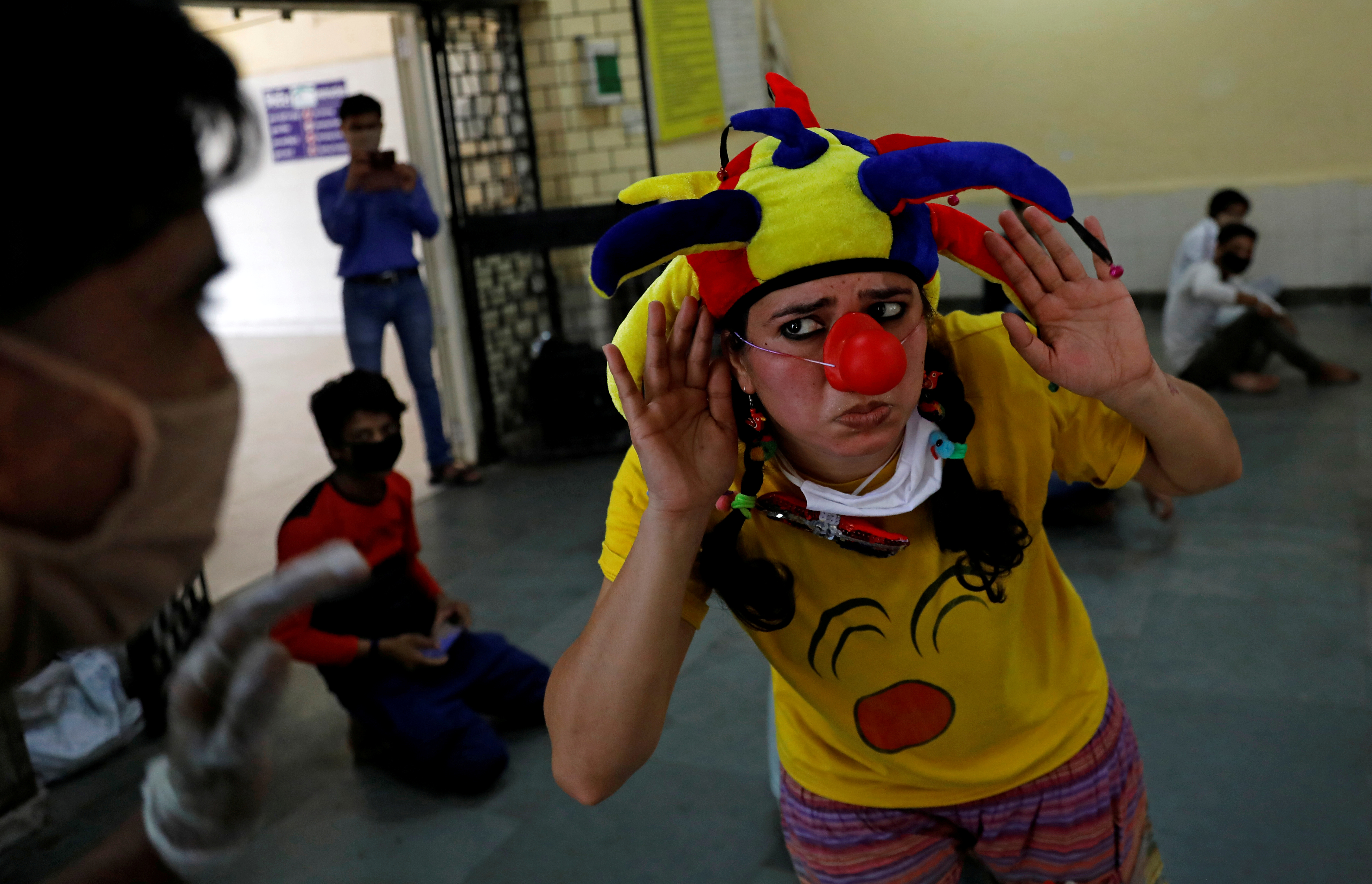 Sheetal Agarwal, 34 and a medical clown, reacts as she performs for people at a shelter, during an extended nationwide lockdown to slow the spread of the coronavirus disease (COVID-19), in New Delhi, India, May 2, 2020. Photo: Reuters