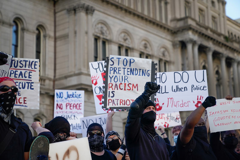 People gather in front of City Hall during a protest against the deaths of Breonna Taylor by Louisville police and George Floyd by Minneapolis police, in Louisville, Kentucky, U.S. May 29, 2020. Photo: Reuters