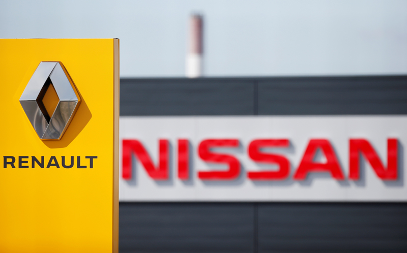FILE PHOTO: The logos of car manufacturers Renault and Nissan are seen in front of dealerships of the companies in Reims, France, July 9, 2019. Photo: Reuters/File