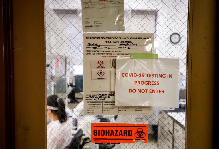 Scientists work in a lab testing COVID-19 samples at New York City's health department, during the outbreak of the coronavirus disease (COVID-19) in New York City, New York U.S., April 23, 2020. File Photo: Reuters