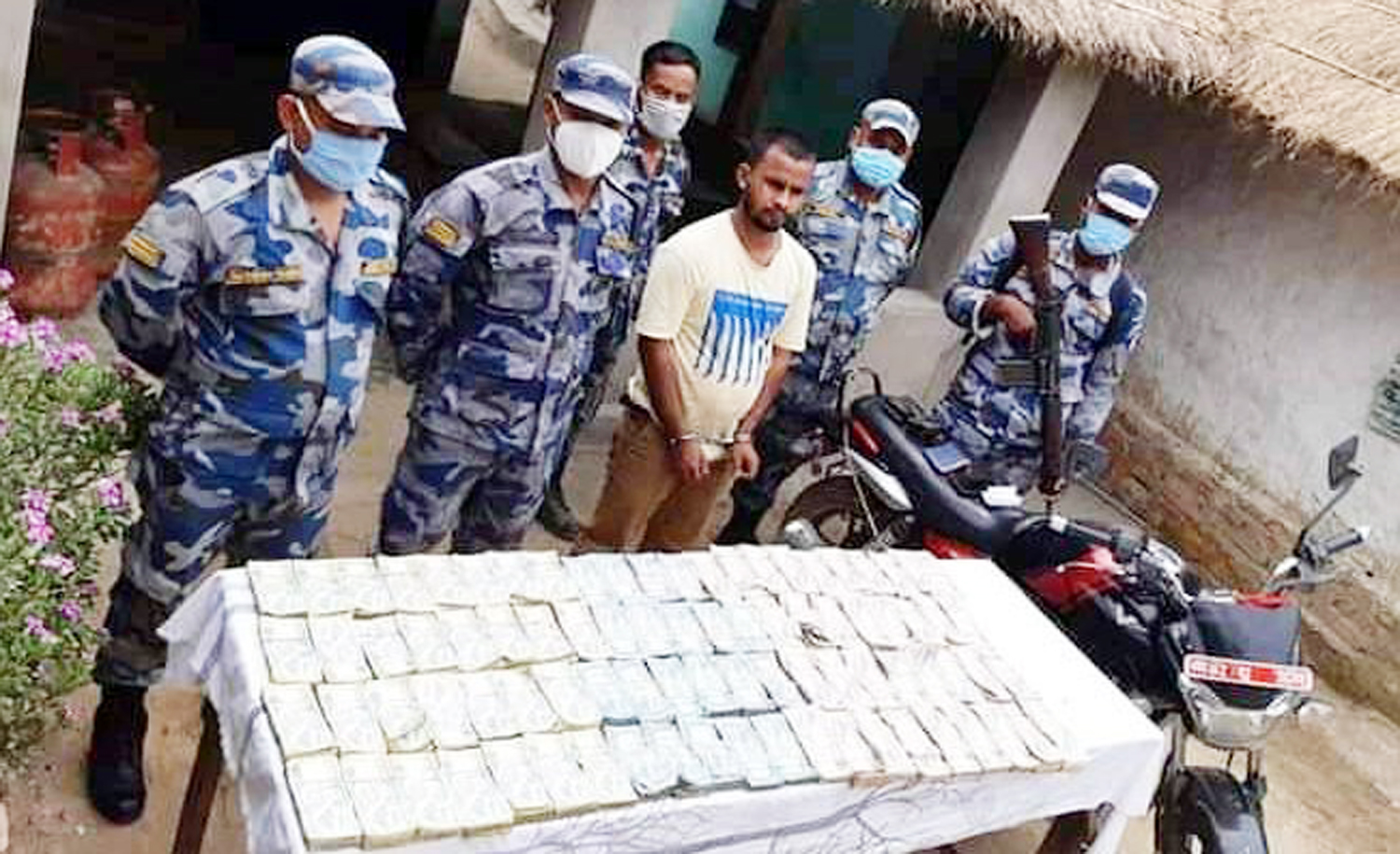 Police making public the suspect along with seized cash in Parsa, on Thursday, June 04, 2020. Photo: Ram Sarraf