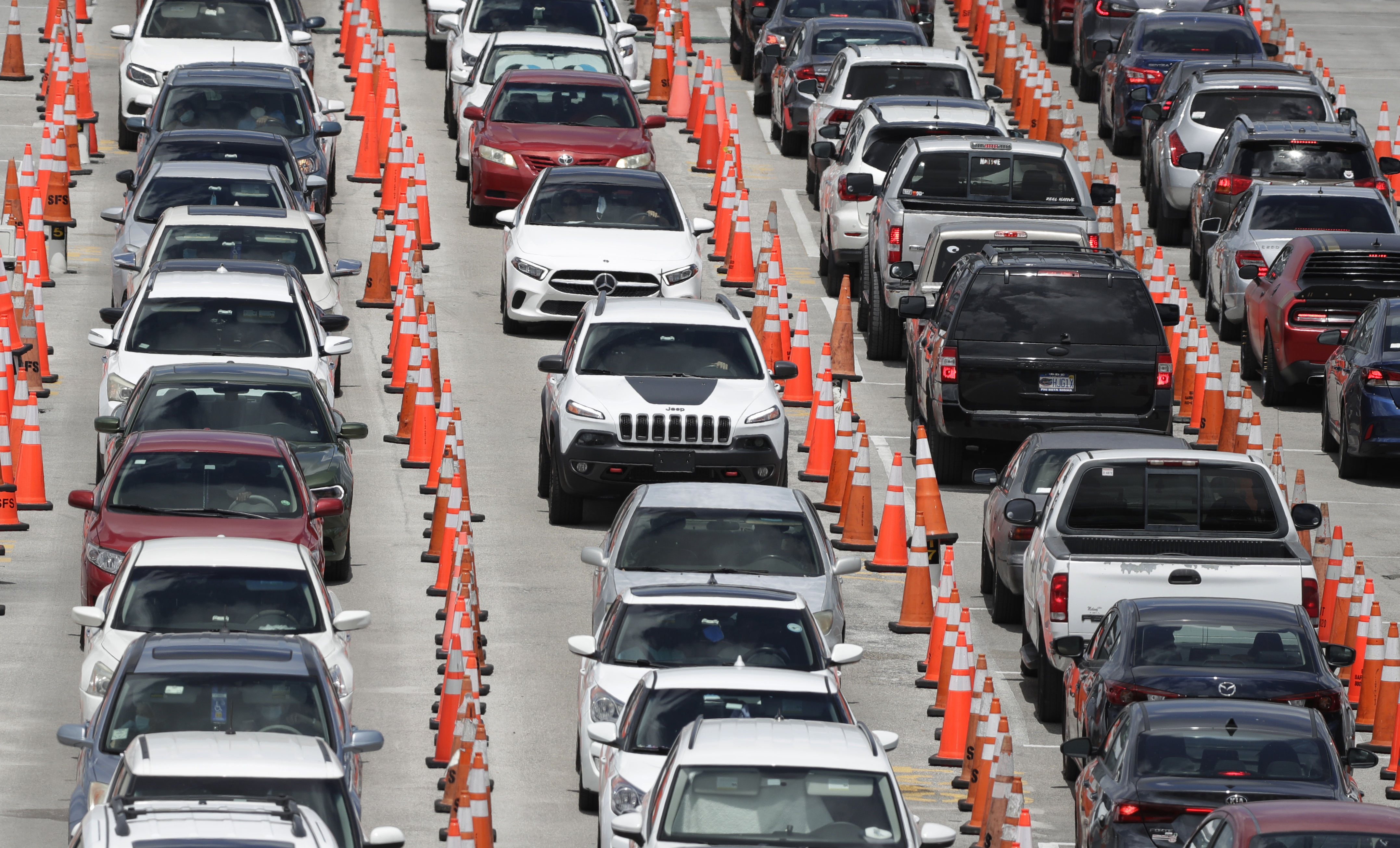Lines of cars wait at a coronavirus testing site outside of Hard Rock Stadium, Friday, June 26, 2020, in Miami Gardens, Fla. Florida banned alcohol consumption at its bars Friday as its daily confirmed coronavirus cases neared 9,000, a new record that is almost double the previous mark set just two days ago. Photo: AP