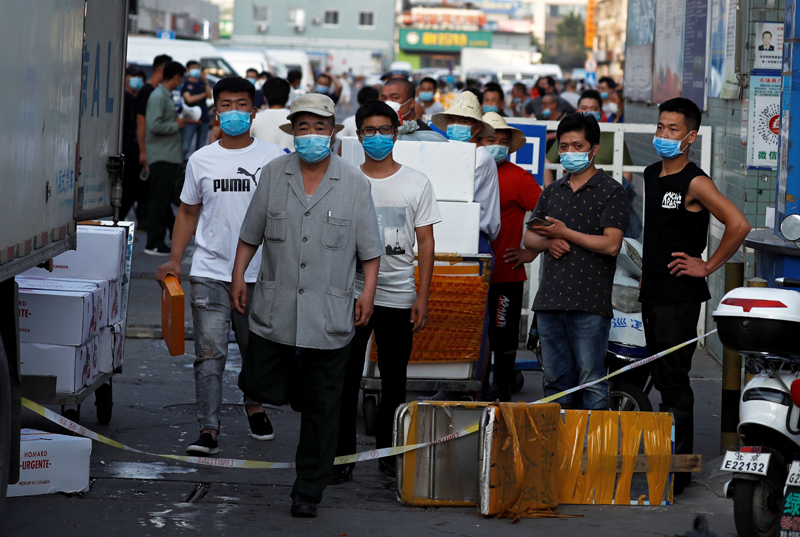 People are wearing face masks inside the Jingshen seafood market which has been closed for business after new coronavirus infections were detected, in Beijing, China, June 12, 2020. Photo: Reuters
