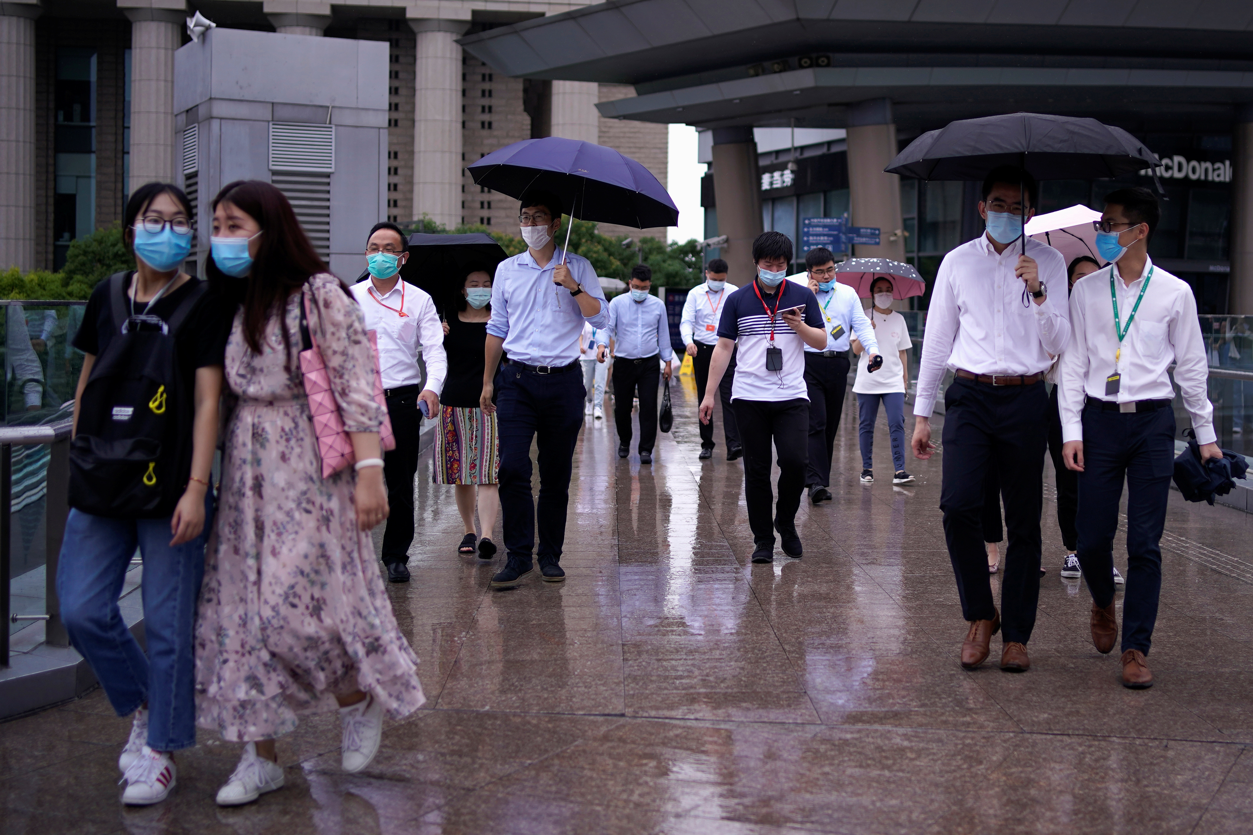 People wearing face masks are seen on a street in Shanghai, following the coronavirus disease (COVID-19) outbreak, China June 16, 2020. Photo: Reuters