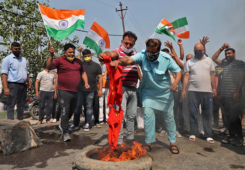 Demonstrators burn a flag resembling Chinese national flag during a protest against China, in Jammu, June 17, 2020. Photo: Reuters