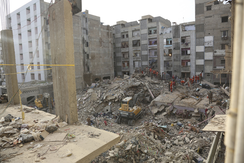 Pakistani troops, rescue workers and volunteers look for survivors amid the rubble of a collapsed building in Karachi, Pakistan, Monday, June 8, 2020. Photo: AP