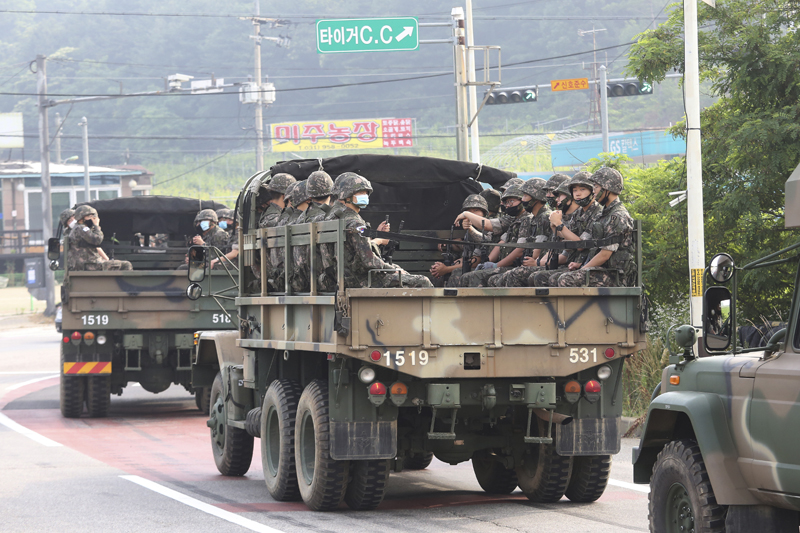 South Korean army soldiers ride on the back of trucks in Paju, near the border with North Korea, South Korea, Wednesday, June 17, 2020. Photo: AP