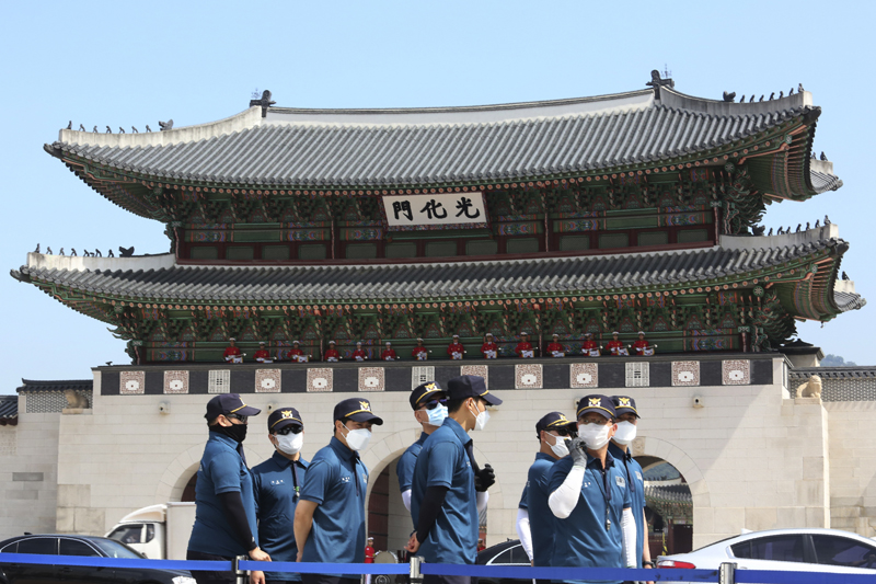 South Korean police officers wearing face masks to help protect against the spread of the new coronavirus stand guard during an event to commemorate the upcoming 70th anniversary of the Korean War, in front of the Gwanghwamun, the main gate of the 14th-century Gyeongbok Palace, one of South Korea's well-known land marks, in Seoul, South Korea, Monday, June 15, 2020. Photo: AP