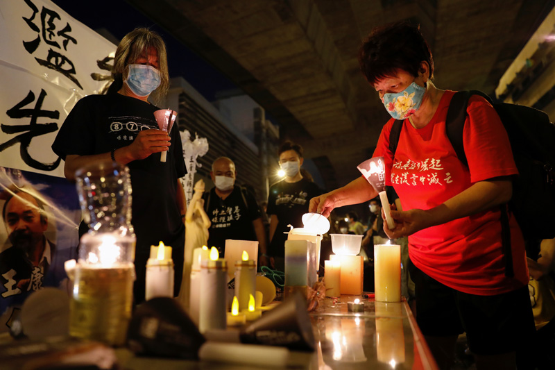 People attend a candlelight vigil ahead of the 31st anniversary of the crackdown of pro-democracy protests at Beijing's Tiananmen Square in 1989, after police rejects a mass annual vigil on public health grounds, in Hong Kong, China June 3, 2020. Photo: Reuters