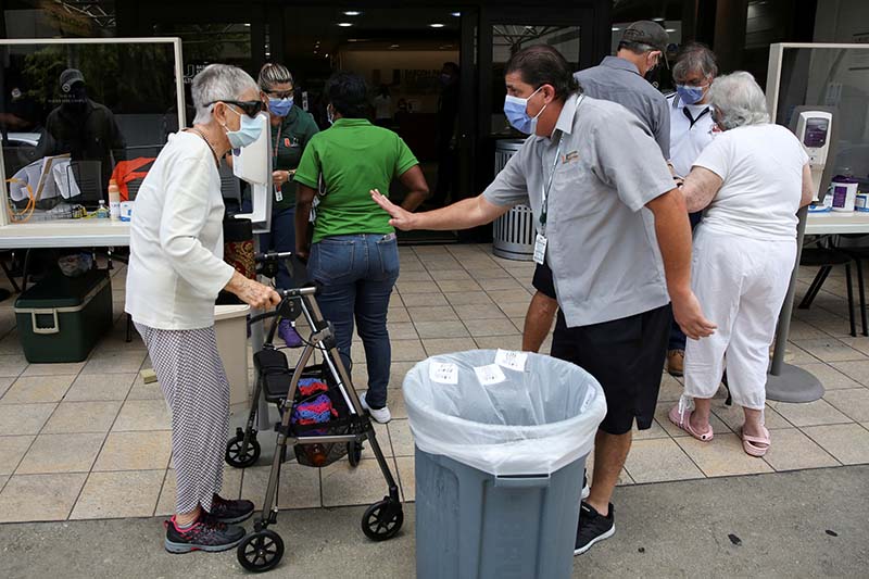 People wait for a health assessment check-in before entering Jackson Memorial Hospital, as Miami-Dade County eases some of the lockdown measures put in place during the coronavirus disease (COVID-19) outbreak, in Miami, Florida, US, on June 18, 2020. Photo: Reuters