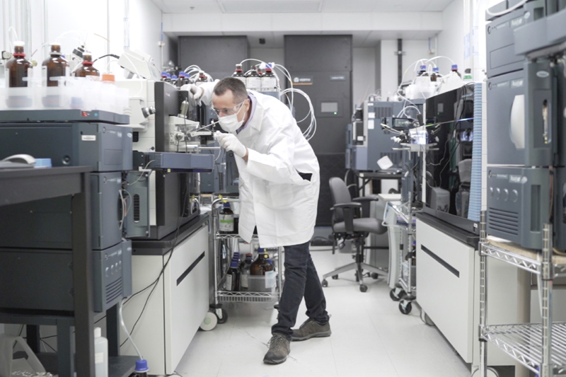 In this image from video provided by Washington University, researcher Nicolas Barthelemy works on a p-tau217 test for Alzheimer's disease at a laboratory in St. Louis, Mo., on Monday, July 27, 2020. Photo: Huy Mach/Washington University, St. Louis via AP)