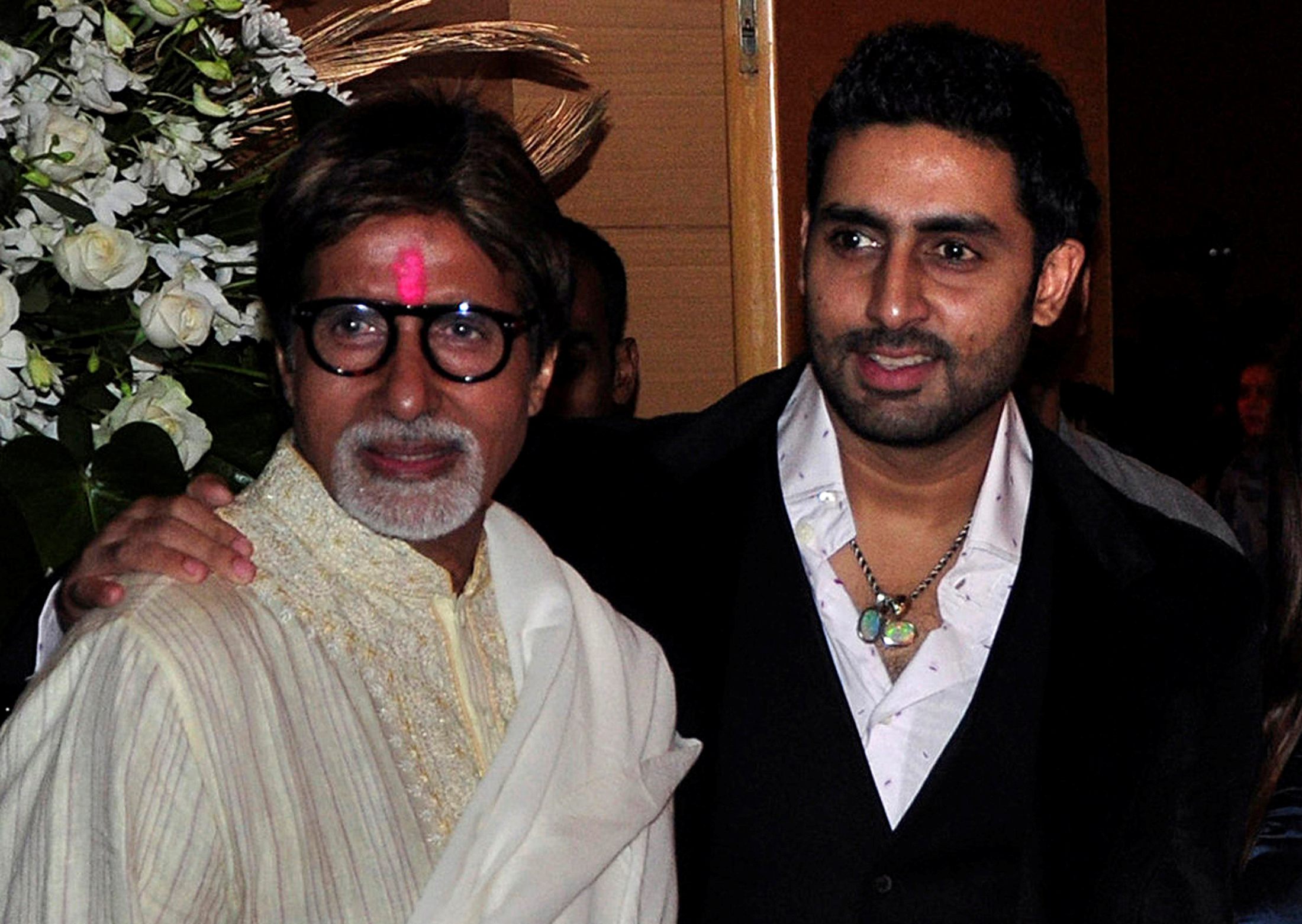 FILE PHOTO: Bollywood actors Amitabh Bachchan (L) and his son Abhishek Bachchan pose for a picture during a party of a new Bollywood production company in Mumbai February 28, 2010. Photo: Reuters