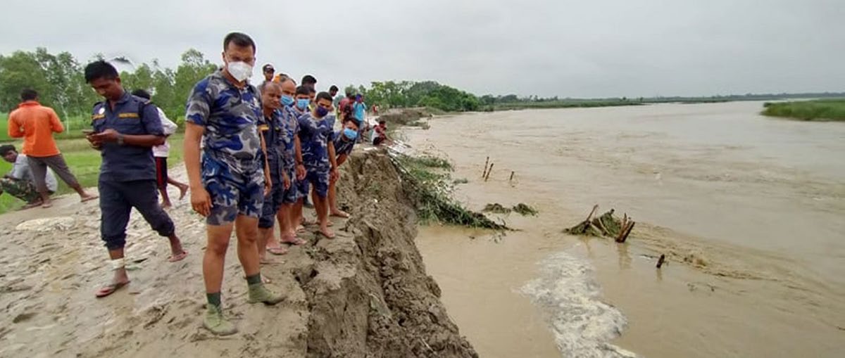 FILE- Armed Police Force personnel inspecting the embankment eroded by flood in the Bakaiya River at Tejapakad, Rautahat, on Monday. Photo: THT